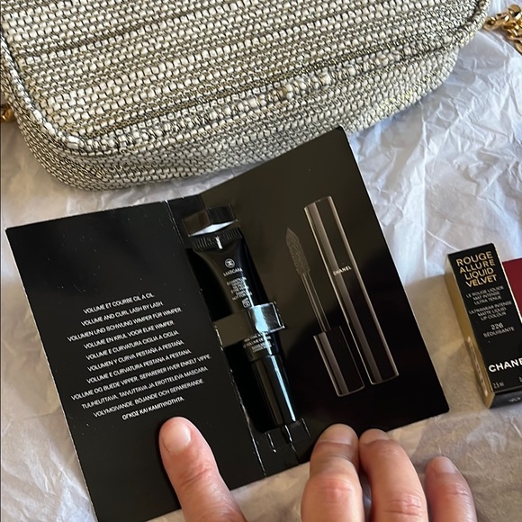 Chanel Beige Woven Shoulder Bag, Unbranded Chain Dust Bag and Makeup Bundle NWT - Picture 10 of 15